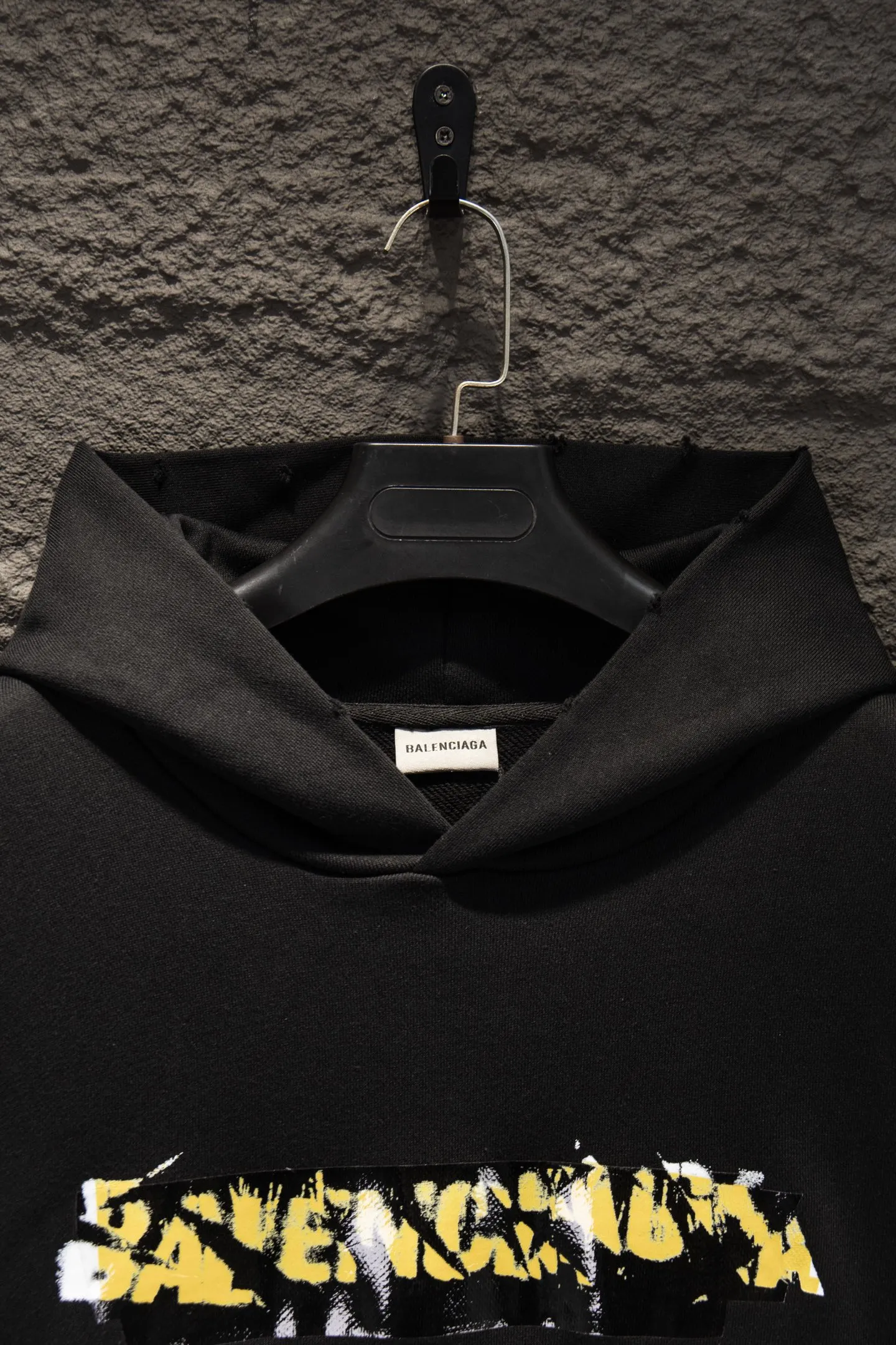Style number: 5321#p154 🆕 BALENCIAGA 26SS Balenciaga printed distressed hooded sweatshirt. The os version is really charming. Balenciaga is also really unique. Each new season has the best version. It is very practical and can be worn casually. Nice✔️ - ⚠️100% cotton. Made of 460g pure cotton reactive black fabric. Made of imported knitting needle carded cotton, the thickness is moderate, drapey and contoured, making the upper body comfortable! ! It is very tolerant to fat body types and can instantly lose five pounds after wearing it! The back panel and front panel are made of direct-injection digital printing environmentally friendly glue material, using a mechanized printing process. Mechanical printing has high precision, the positioning accuracy can reach ±0.02mm, and the quality stability is strong. The body is treated with distressed elements, which greatly increases the interest of the clothing; it has a unique visual effect. The fabric is made of custom-woven and dyed reactive black. The dye is skin-friendly, soft and comfortable. It is different from the environmentally friendly black on the market. It is high-cost and does not increase the price. In the past two years, the oversize version has become the focus of the trend and has been a popular staple in the past two years. The change of designers has made this brand an instant hit. The progressive fashion of the times also needs the blood impact of fresh elements and trendy designs in order to continue its glory! It’s stylish both inside and outside, a must-have for high street travel! An absolute "eye-catching style" that can match couples 💏 Color: Reactive Black Size: XS S M L